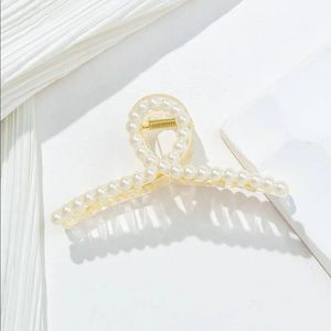 Pearl Detail Hair Claw
